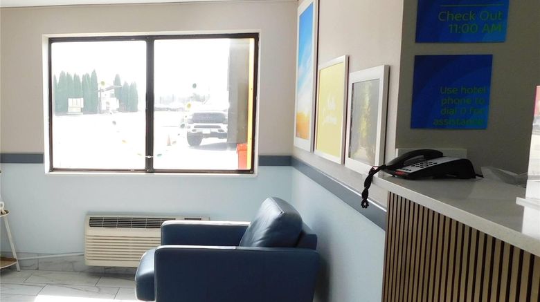 <b>Days Inn Effingham Lobby</b>. Images powered by <a href="https://iceportal.shijigroup.com/" title="IcePortal" target="_blank">IcePortal</a>.