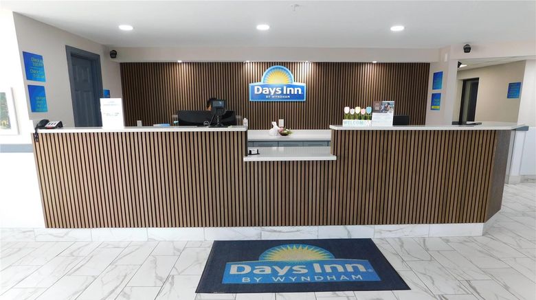 <b>Days Inn Effingham Lobby</b>. Images powered by <a href="https://iceportal.shijigroup.com/" title="IcePortal" target="_blank">IcePortal</a>.
