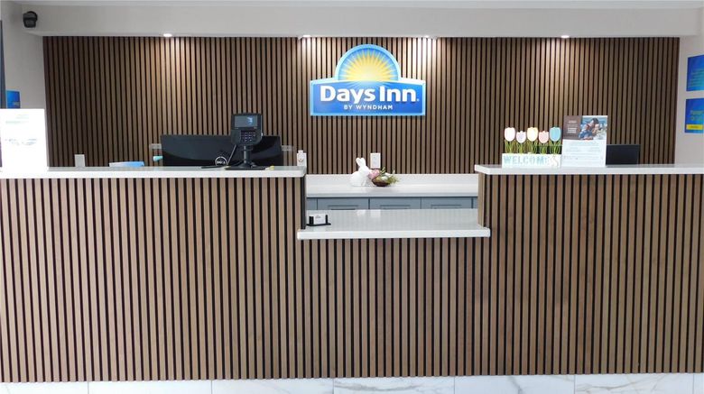 <b>Days Inn Effingham Lobby</b>. Images powered by <a href="https://iceportal.shijigroup.com/" title="IcePortal" target="_blank">IcePortal</a>.