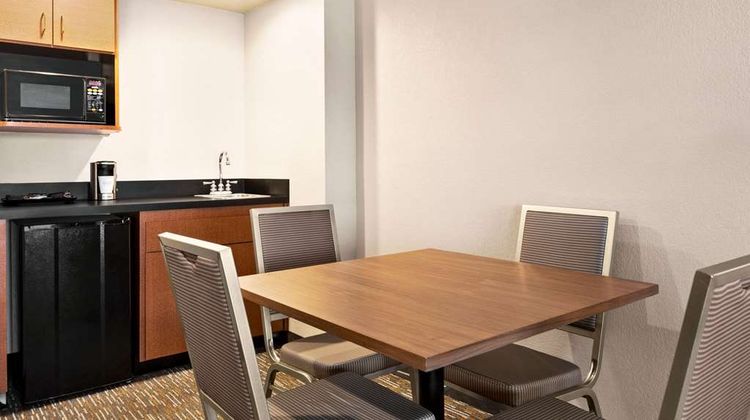 Wingate by Wyndham Cincinnati / Blue Ash Suite
