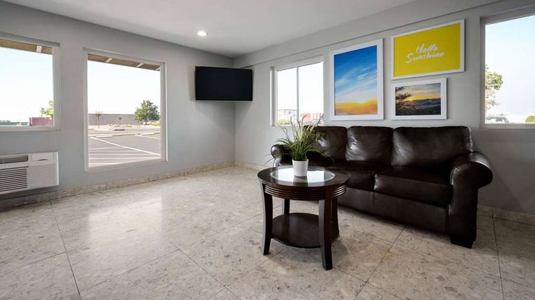 <b>Days Inn Fresno South Lobby</b>. Images powered by <a href="https://iceportal.shijigroup.com/" title="IcePortal" target="_blank">IcePortal</a>.
