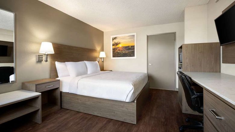 <b>Days Inn Fresno South Room</b>. Images powered by <a href="https://iceportal.shijigroup.com/" title="IcePortal" target="_blank">IcePortal</a>.