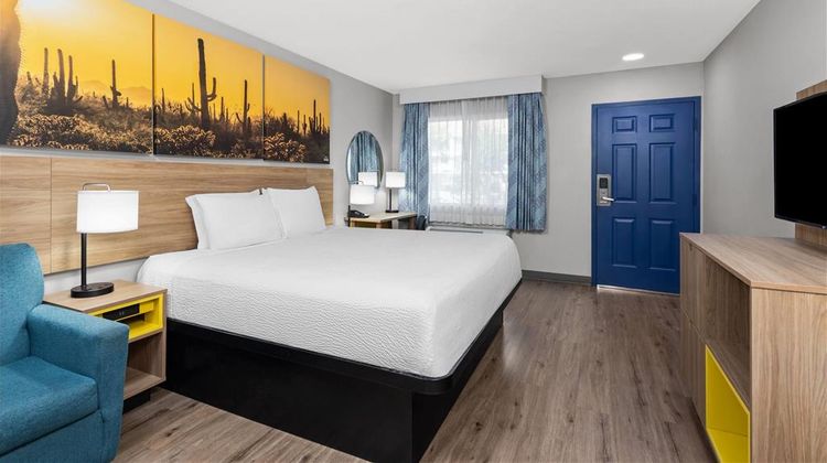 Days Inn by Wyndham Phoenix West Room