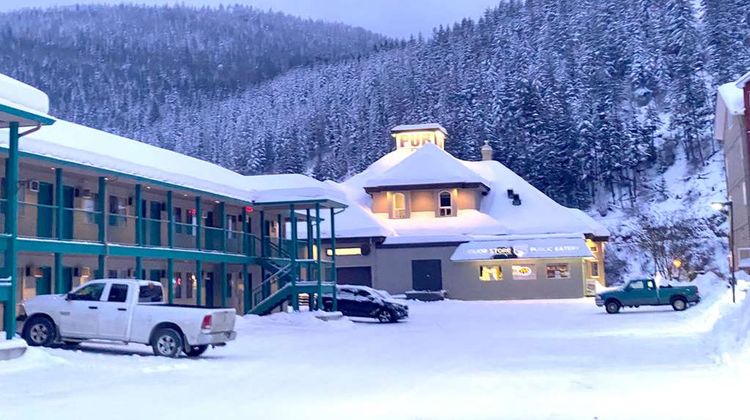 Super 8 Sicamous Exterior