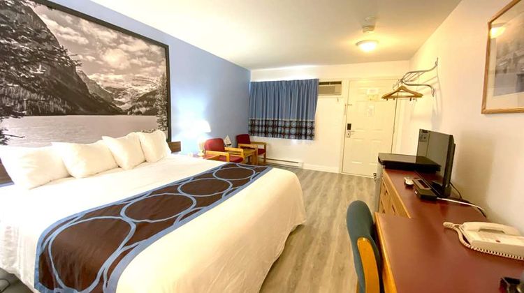 Super 8 Sicamous Room