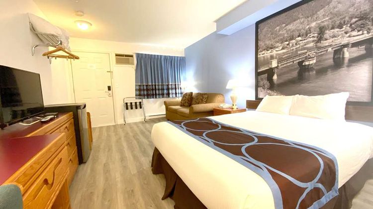 Super 8 Sicamous Room