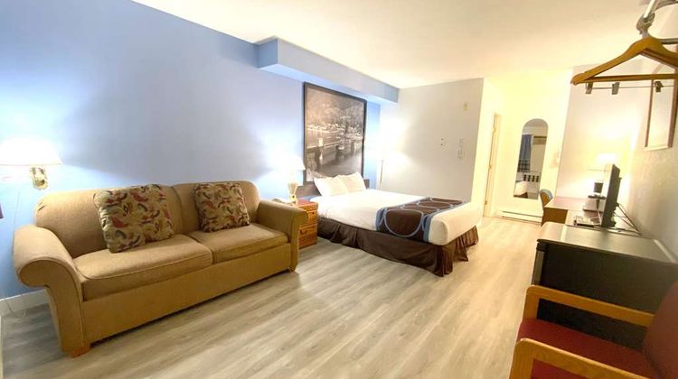 Super 8 Sicamous Room