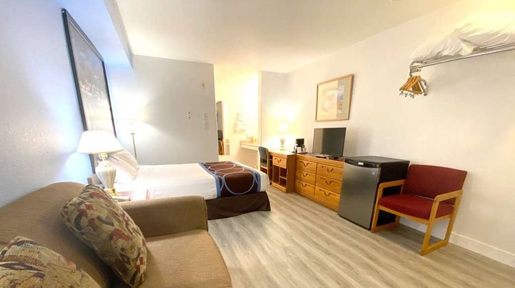 Super 8 Sicamous Room