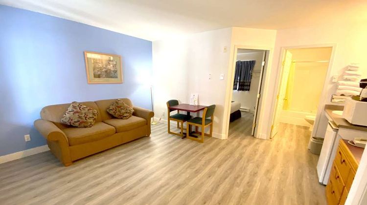 Super 8 Sicamous Room