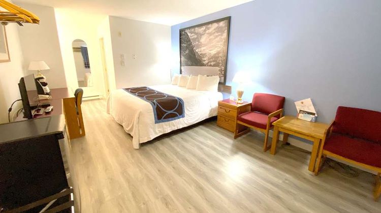 Super 8 Sicamous Room