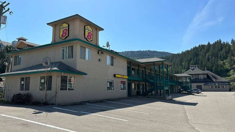 Super 8 Sicamous Exterior