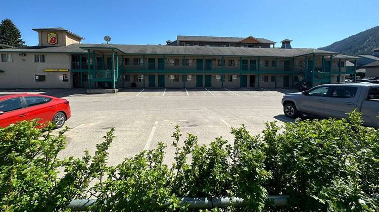 Super 8 Sicamous Exterior