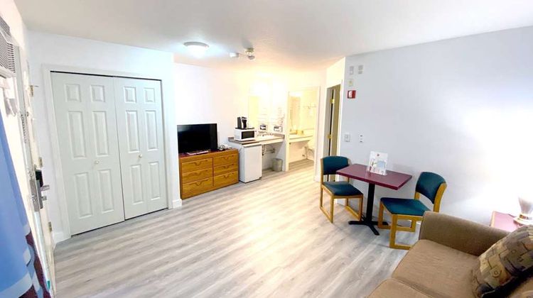 Super 8 Sicamous Room
