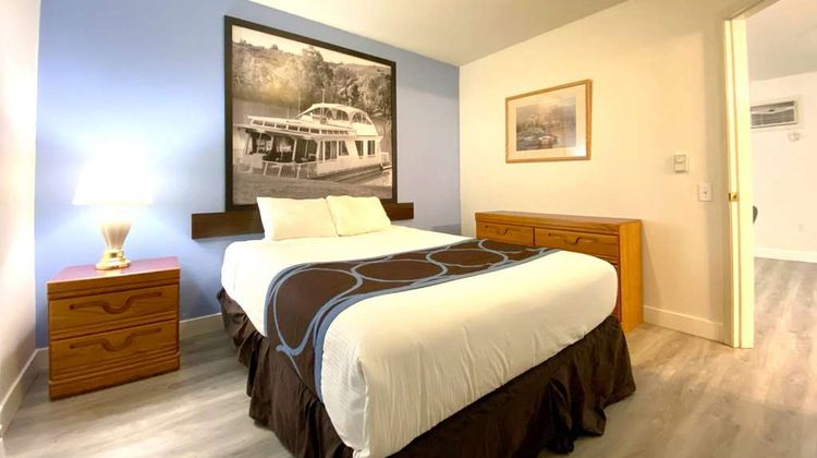 Super 8 Sicamous Room