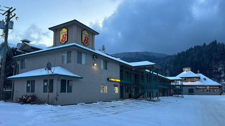 Super 8 Sicamous Exterior
