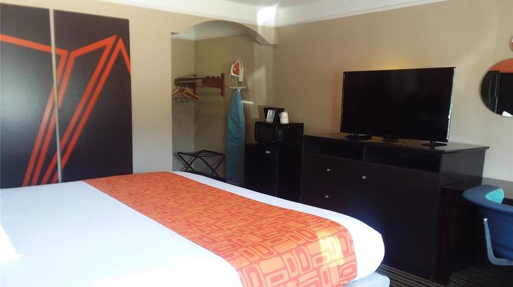 Howard Johnson Inn Historic Lake Charles Room