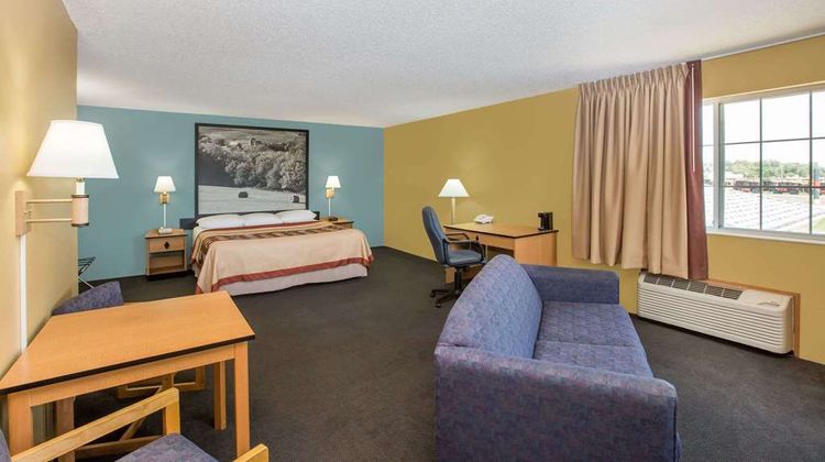 Super 8 Clarinda Room