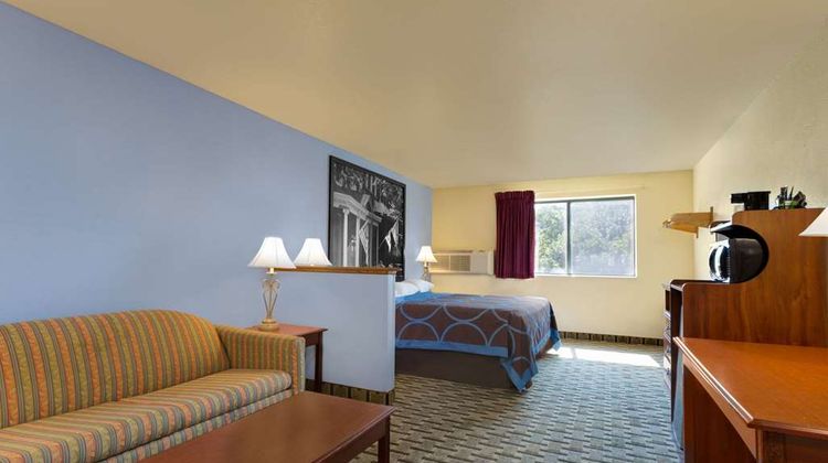 Super 8 Lynchburg VA Room