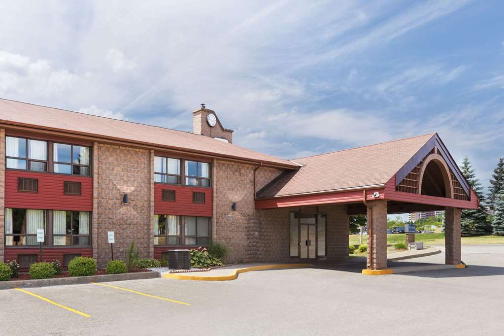 Travelodge Barrie on Bayfield- Tourist Class Barrie, ON