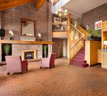 Travelodge North Bay Lakeshore Lobby
