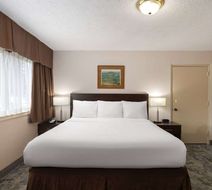 Travelodge Thunder Bay ON Room