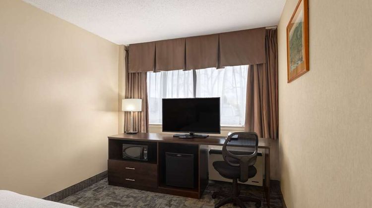 Travelodge Thunder Bay ON Room