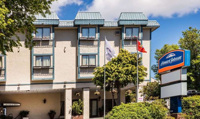 Howard Johnson Hotel Victoria Exterior