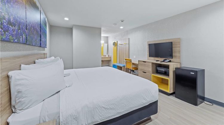 Days Inn McKinney Room