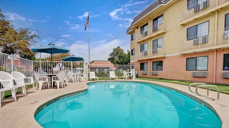 Days Inn Woodland Pool