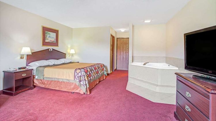 Super 8 Clinton Suite