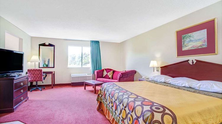 Super 8 Clinton Suite
