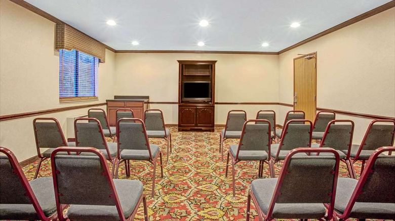 <b>Super 8 Clinton Meeting</b>. Images powered by <a href="https://iceportal.shijigroup.com/" title="IcePortal" target="_blank">IcePortal</a>.