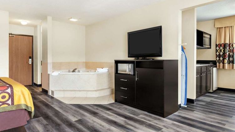 Super 8 Clinton Suite