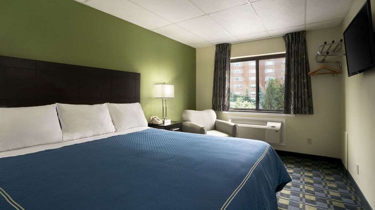 Travelodge Cleveland Lakewood Room