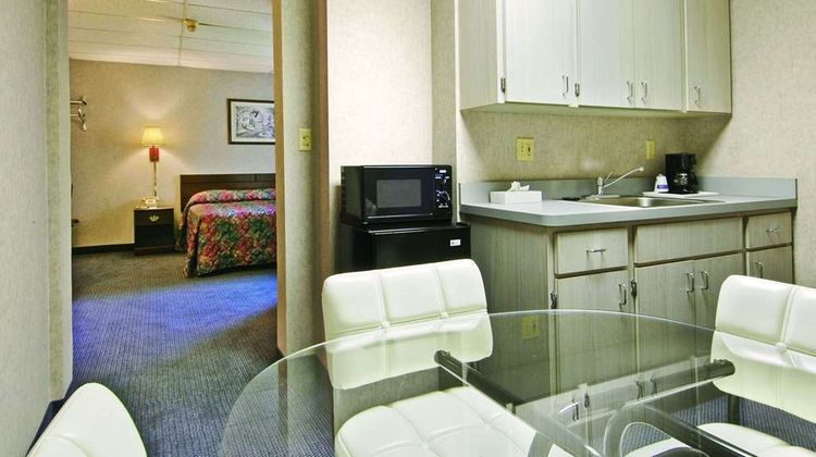 Travelodge Cleveland Lakewood Suite