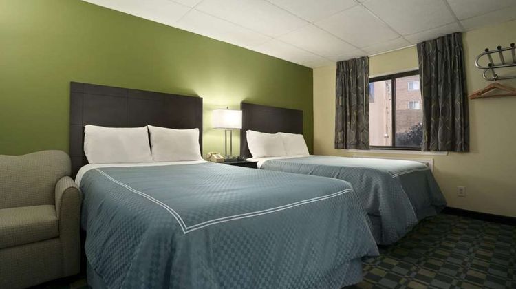Travelodge Cleveland Lakewood Room