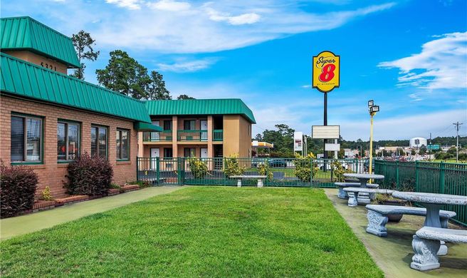 Super 8 Columbia/Ft. Jackson Exterior