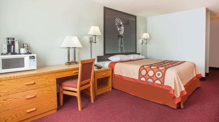 Super 8 Kindersley Room