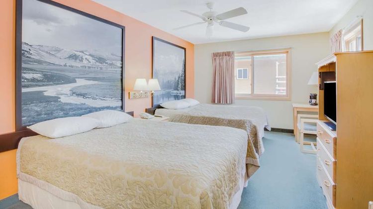Super 8 Cooke City Yellowstone Park Area Room