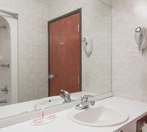 Super 8 Grayson Room