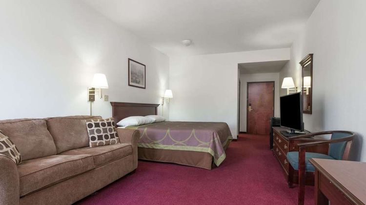 Super 8 Grayson Room