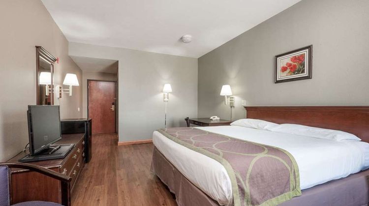 Super 8 Grayson Room