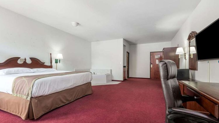 Super 8 Grayson Suite