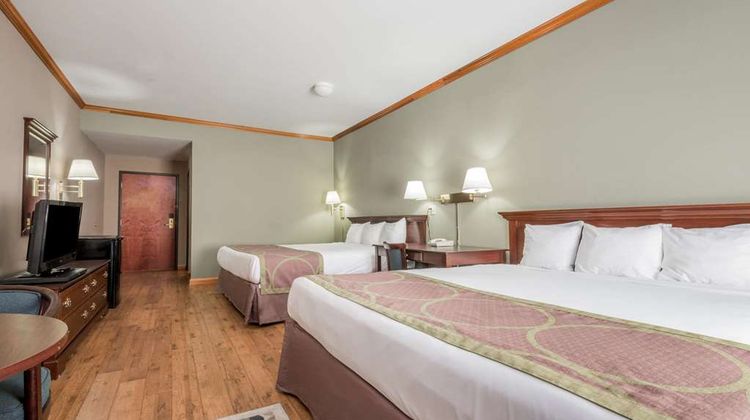 Super 8 Grayson Room