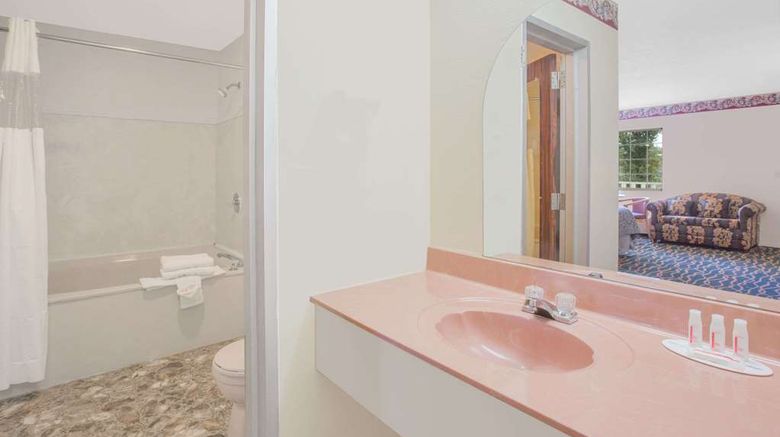<b>Days Inn Hardy Room</b>. Images powered by <a href="https://iceportal.shijigroup.com/" title="IcePortal" target="_blank">IcePortal</a>.
