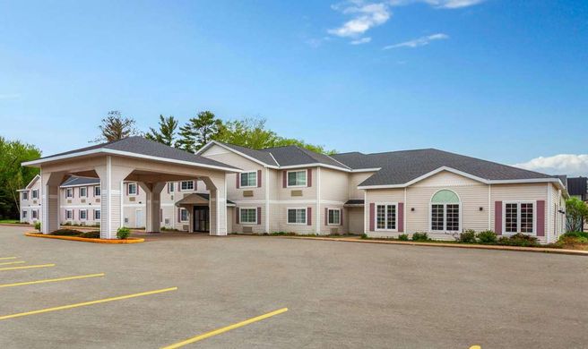 AmericInn by Wyndham Eagle River Downtown Exterior