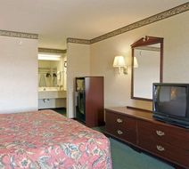 Days Inn and Suites Fort Valley Room