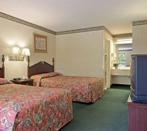 Days Inn and Suites Fort Valley Room