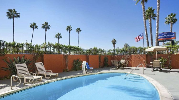 Howard Johnson by Wyndham Sea World Pool
