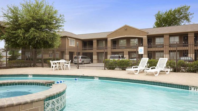 Howard Johnson Express  Lone Star Park Pool
